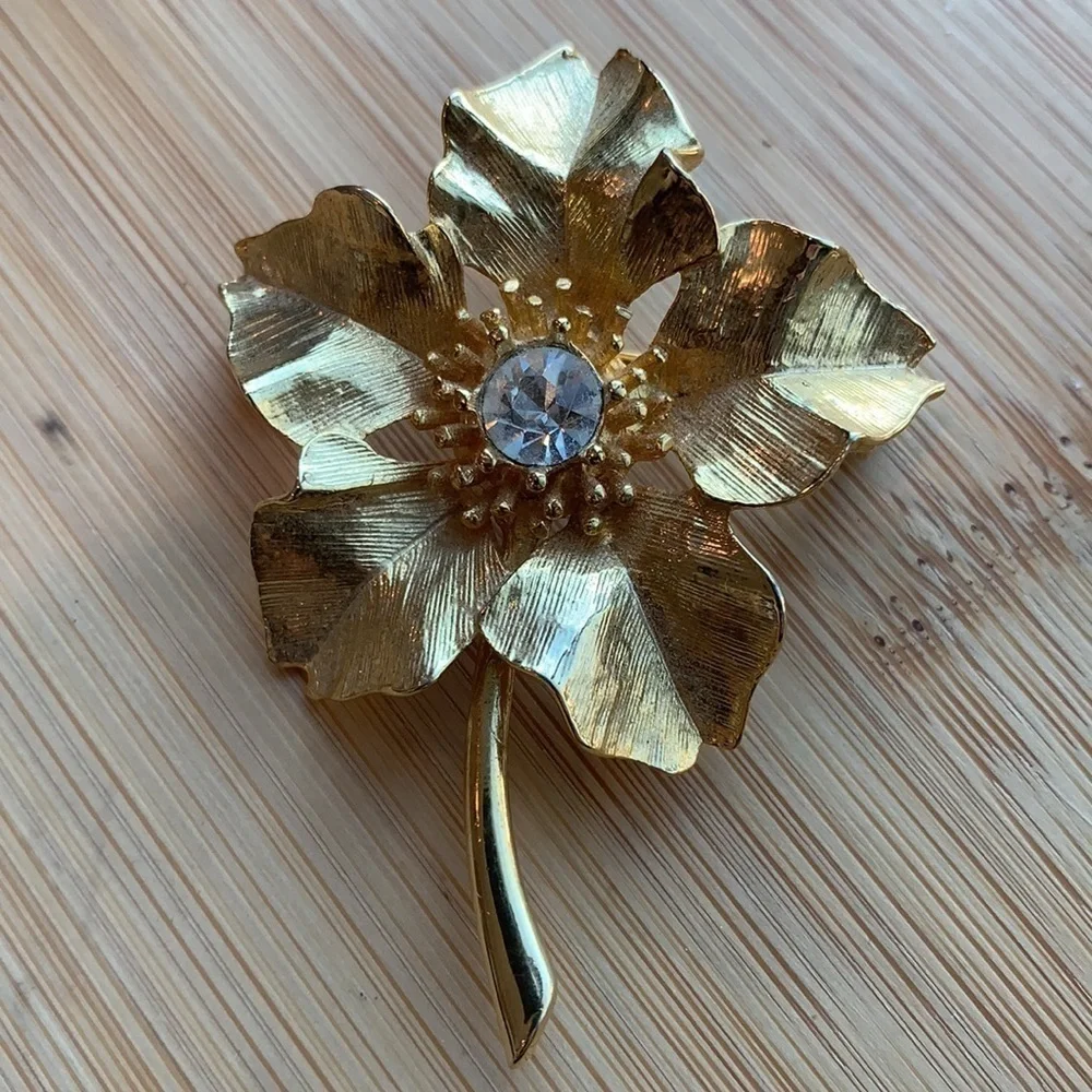 New View || Gold Toned Floral Pin Brooch